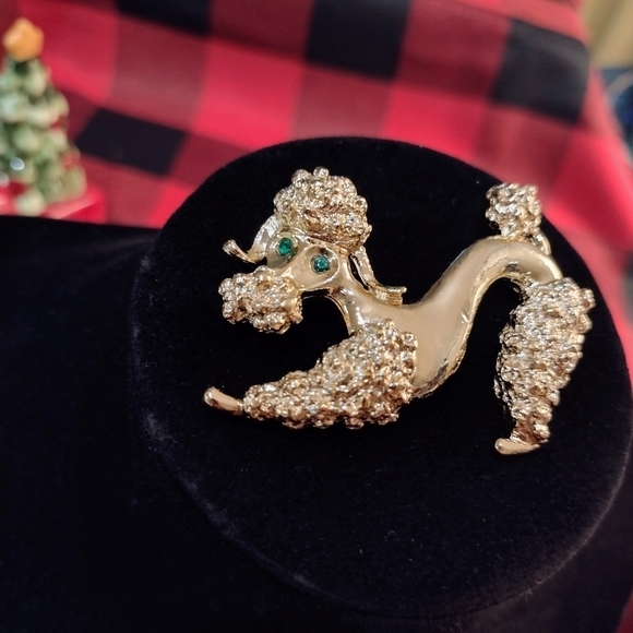 𝅺VINTAGE 1950's Gold Playful Green Eyed Poodle Brooch Pin By Gerry - Picture 1 of 12